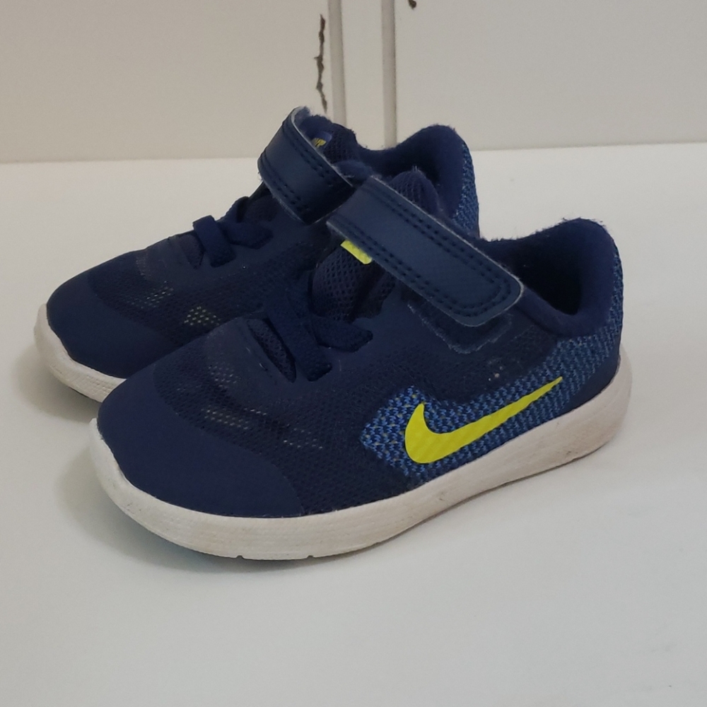 Nike toddler tennis shoes size 5c
